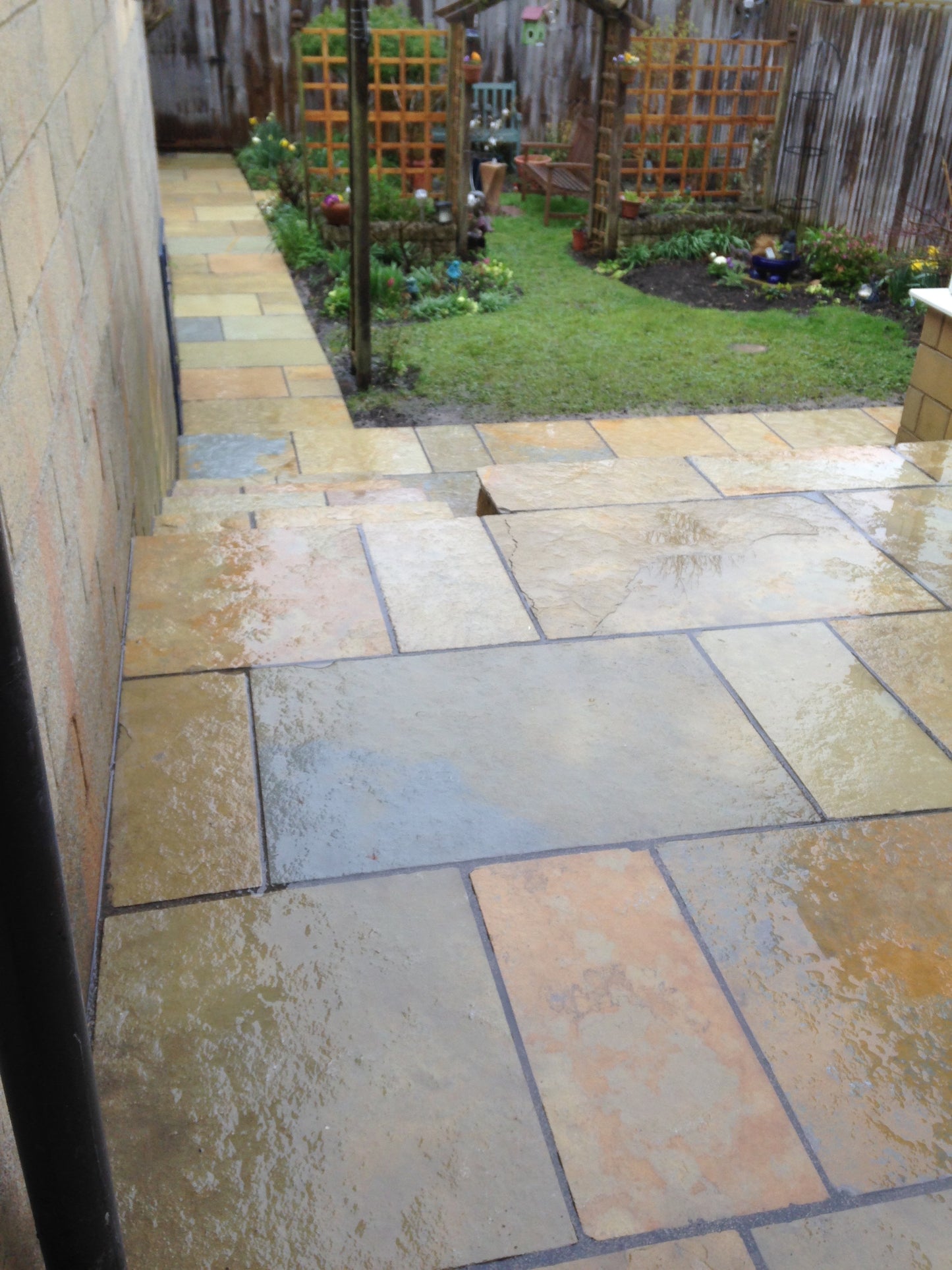 Tandur Yellow limestone paving slabs laid in a garden patio